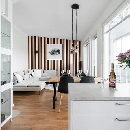 Luxurious 2br Penthouse With Private Balcony *