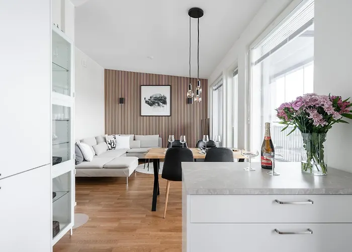 Luxurious 2br Penthouse With Private Balcony *